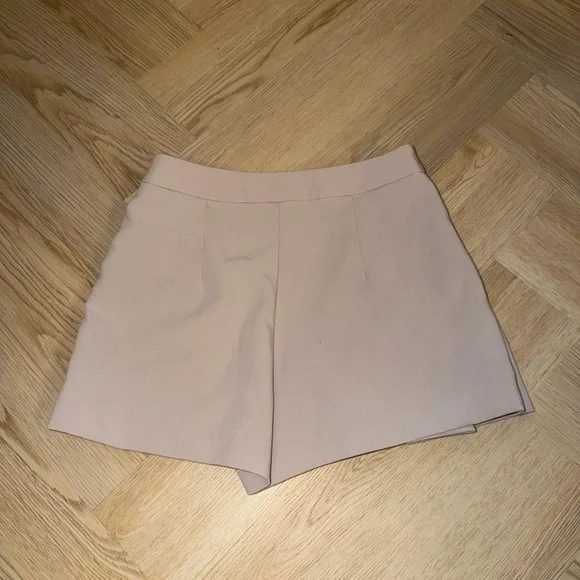 Dynamite Pleated Skort in Light Beige - Picture 3 of 4